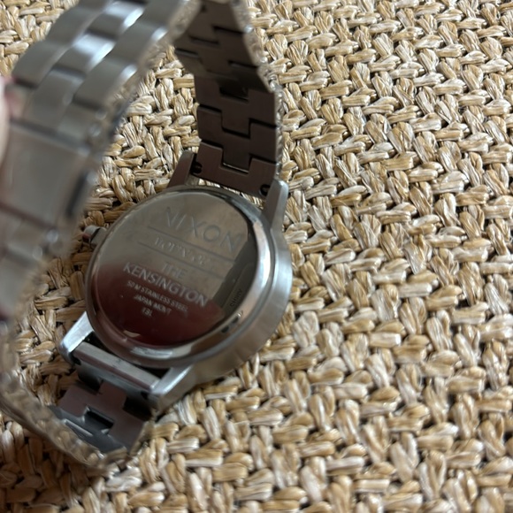 Classic Nixon watch with rose gold details - Picture 4 of 4